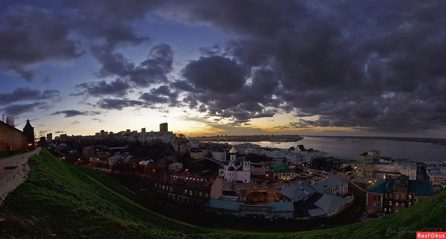 Евгений долматовский стихи. Над городом горьким. На волге широкой на стрелке. Нижний новгород волга вечер. Город нижний новгород река.