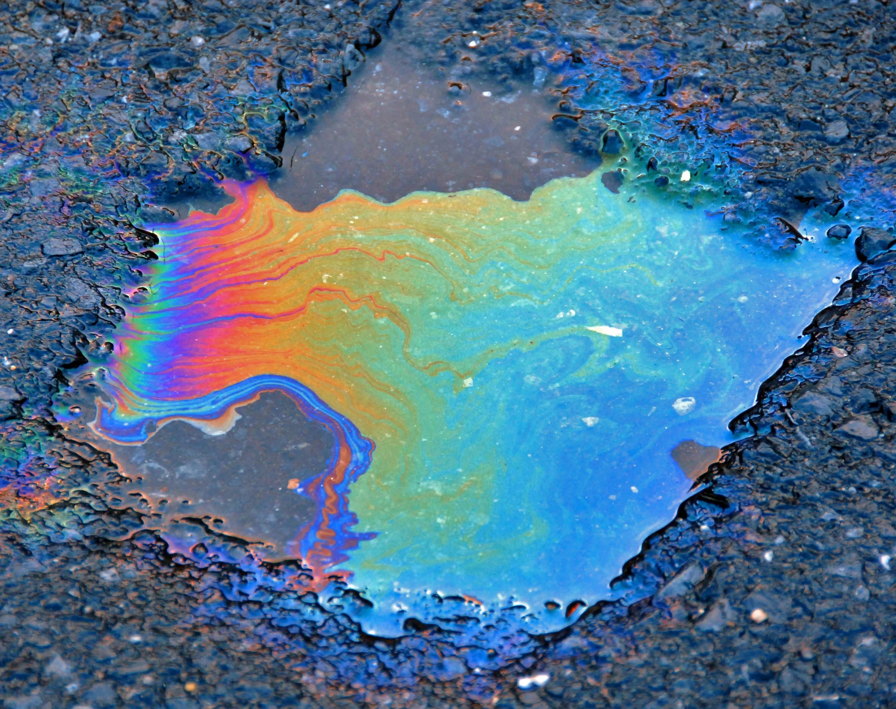 Маслянистая поверхность воды. Плёнка Oil Slick. Бензин в луже. Масляная пленка. Масляная пленка на воде.