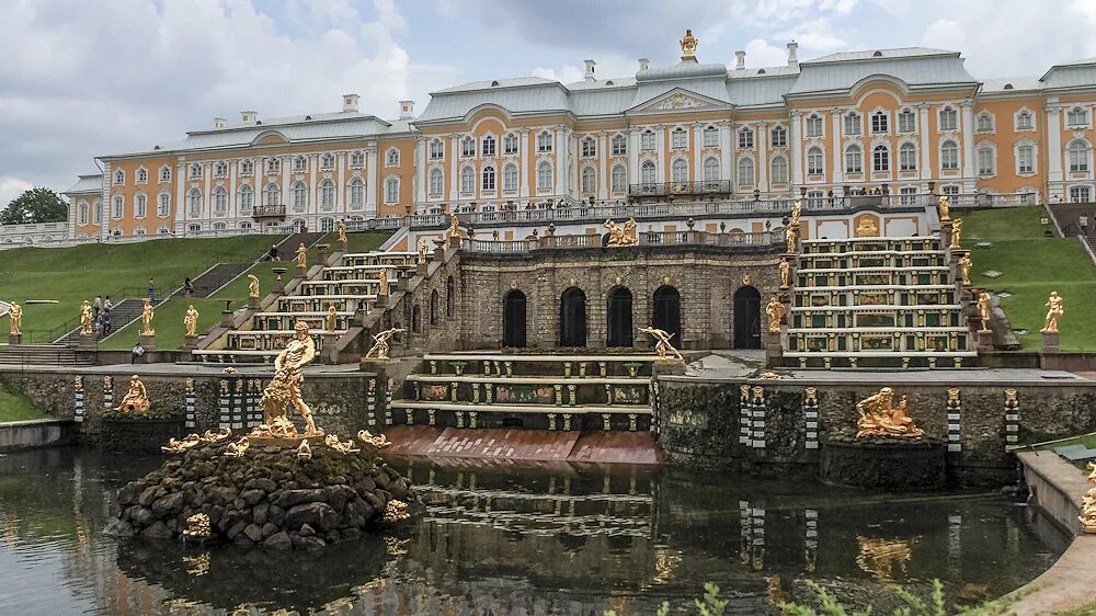 Петергоф (дворцово-парковый ансамбль). Резиденция Петра 1 в Петергофе. Петергоф дворец Леблон. Дворцы построенные петром 1