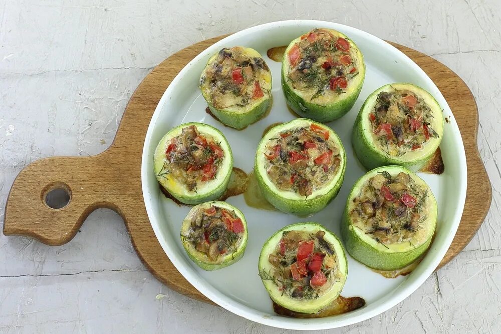 Фаршированные кабачки пенечки. Кабачки фаршированные мясом ттк. Кабачки бочонки фаршированные. Кабачки бочонки в духовке. Кабачки бочонки фаршированные.