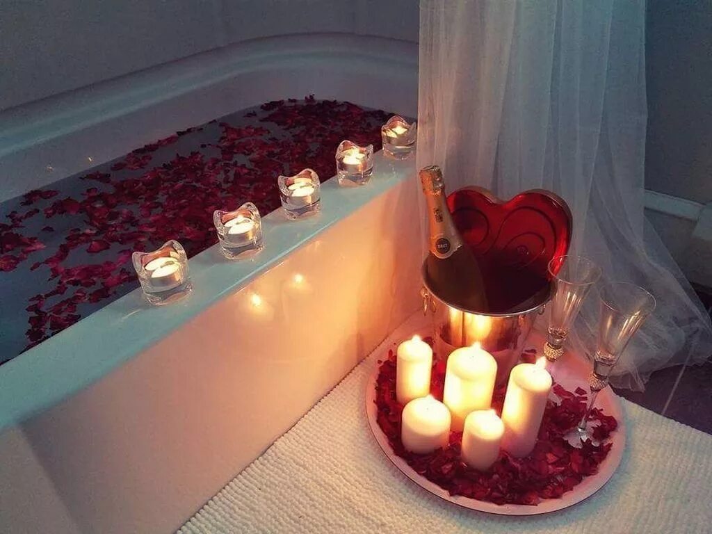 Делаем романтик. Романтический ужин в ванной. Ванна с лепестками роз и свечами. Романтический вечер в ванной. Романтические свечи в ванной.