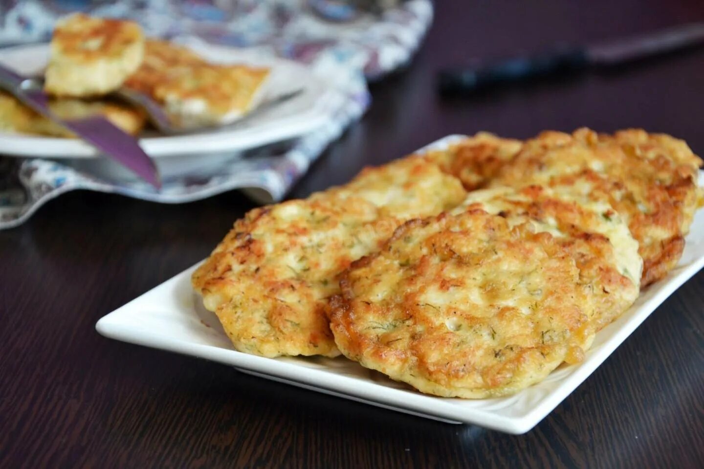 Котлеты из рубленного куриного филе с сыром. Котлеты рубленые из куриной грудки. котлеты из курицы с сыром. котлета куриная рубленая. рубленные котлеты из куриной грудки.