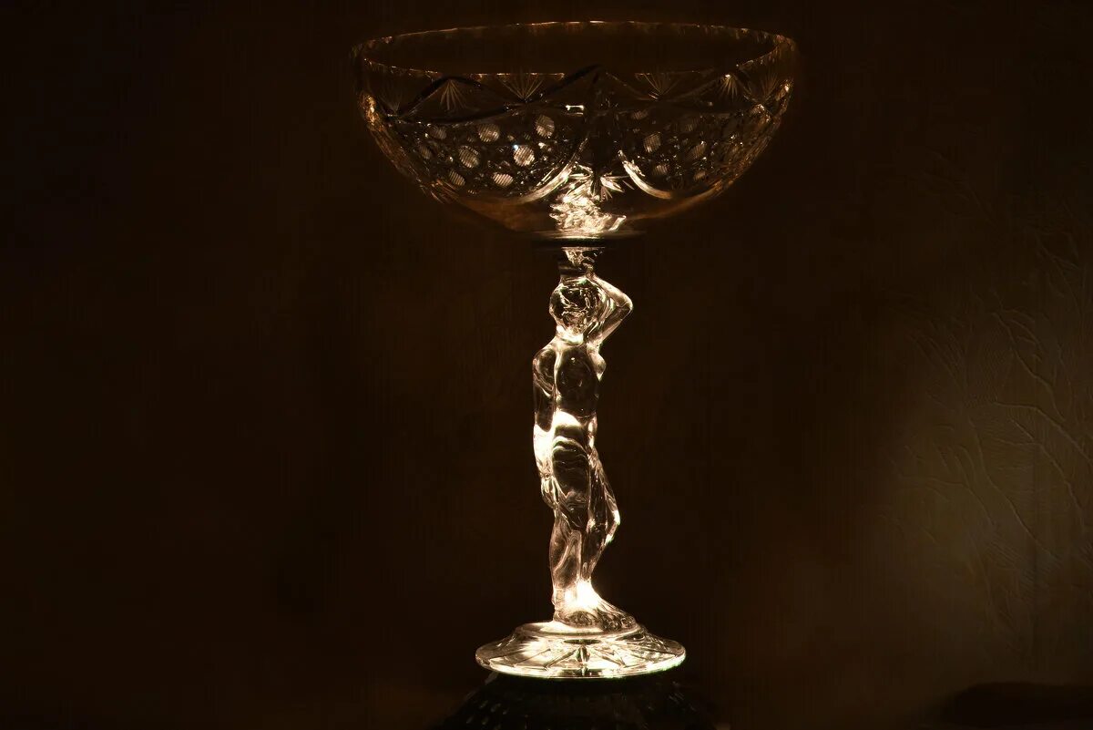 Прозрачная скульптура. Хрустальная статуэтка. Современная абстрактная скульптура. Украшения из горного хрусталя. Девушка хрусталь.