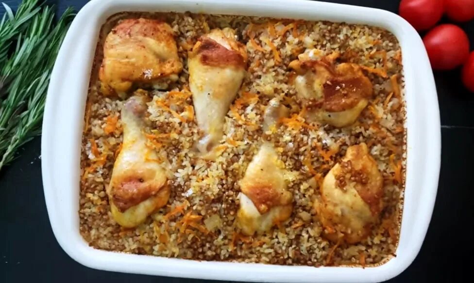 Куриные голени с гречкой в духовке. Гречка с курицей в духовке. Каша с курицей в духовке. Курица запеченная с гречкой в духовке. Гречка с рисом в духовке.