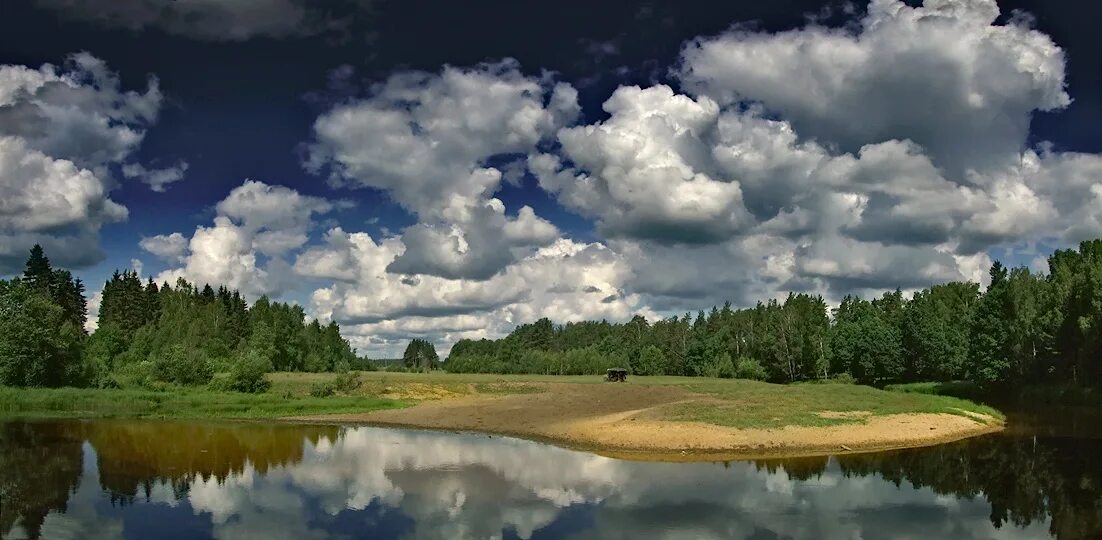 Облака плывут в воде. Облака над озером. Отражение неба в реке. Облака плывут над рекой. Облака над рекой и озером живопись.