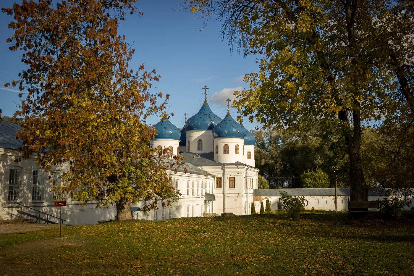 Мужской монастырь новгородская область. Свято-Юрьев мужской монастырь Великий Новгород. В Новгород Юрьевский монастырь. Свято-Юрьев монастырь Великий Новгород осень. Павлов монастырь Великий Новгород.