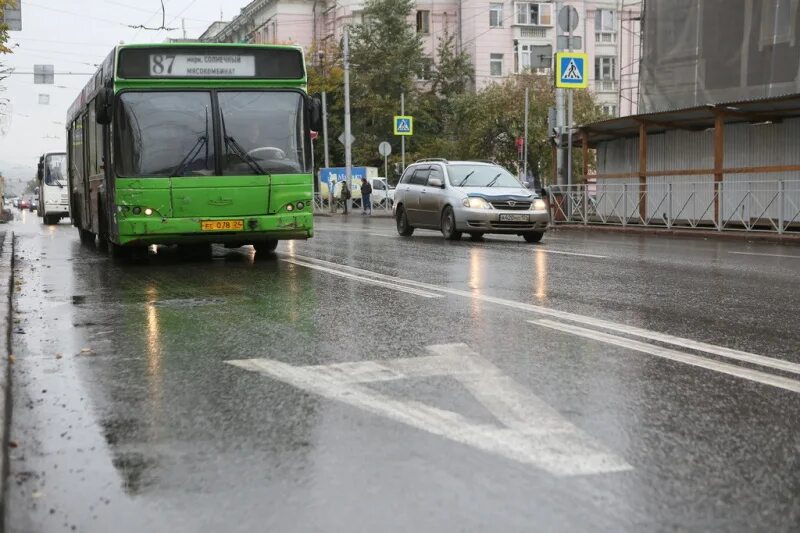 Выделенная автобусная полоса. Автобусная полоса. Полоса для автобусов. Выделенная полоса для автобусов. Выделенка для автобусов.