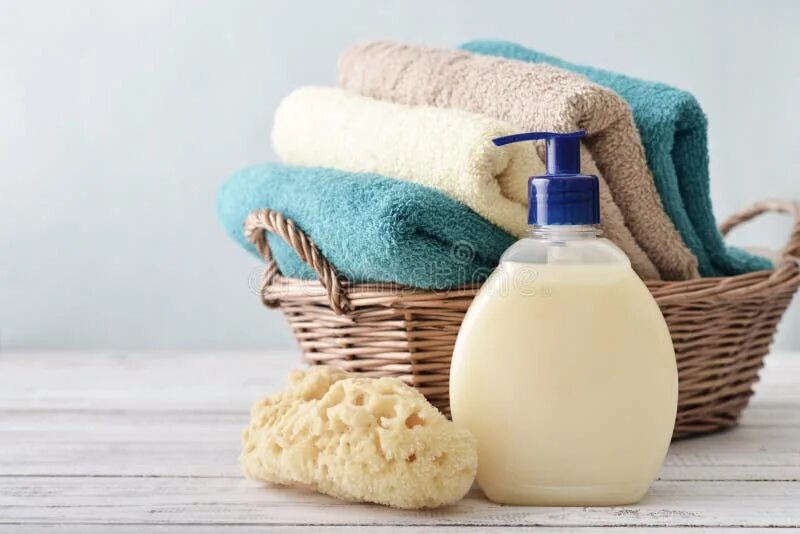 Полотенце моющие средства. Шампунь и полотенце. Мыло и полотенце. Жидкое мыло полотенце. Красивый фон для жидкого мыла.