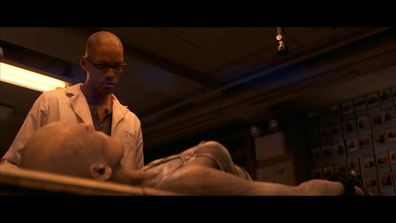 Я – легенда 2 фильм 2019 кадры. Уилл смит лампочка. Я легенда 2 трейлер. Я легенда 2 трейлер. Я легенда 2 фильм 2022.