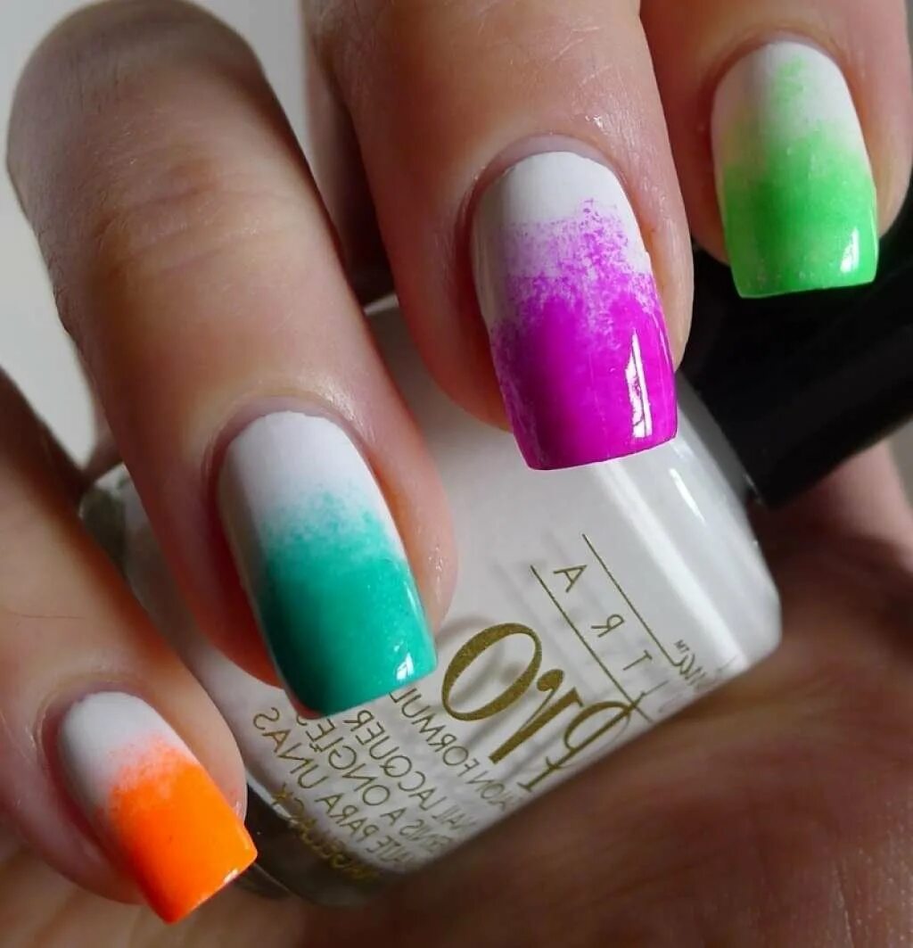 Лак сочетание цветов. Ногти цветные яркие. Яркие разноцветные ногти. Омбре на ногтях. Маникюр градиент.