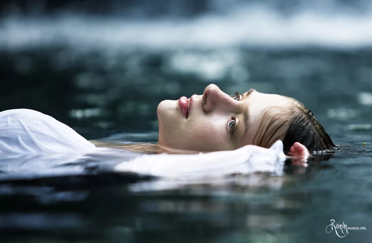 Девушка в воде красиво. Девушка лежит в воде. Фотосессия в воде. Лицо девушки в воде. Девушка в воде фотосессия.