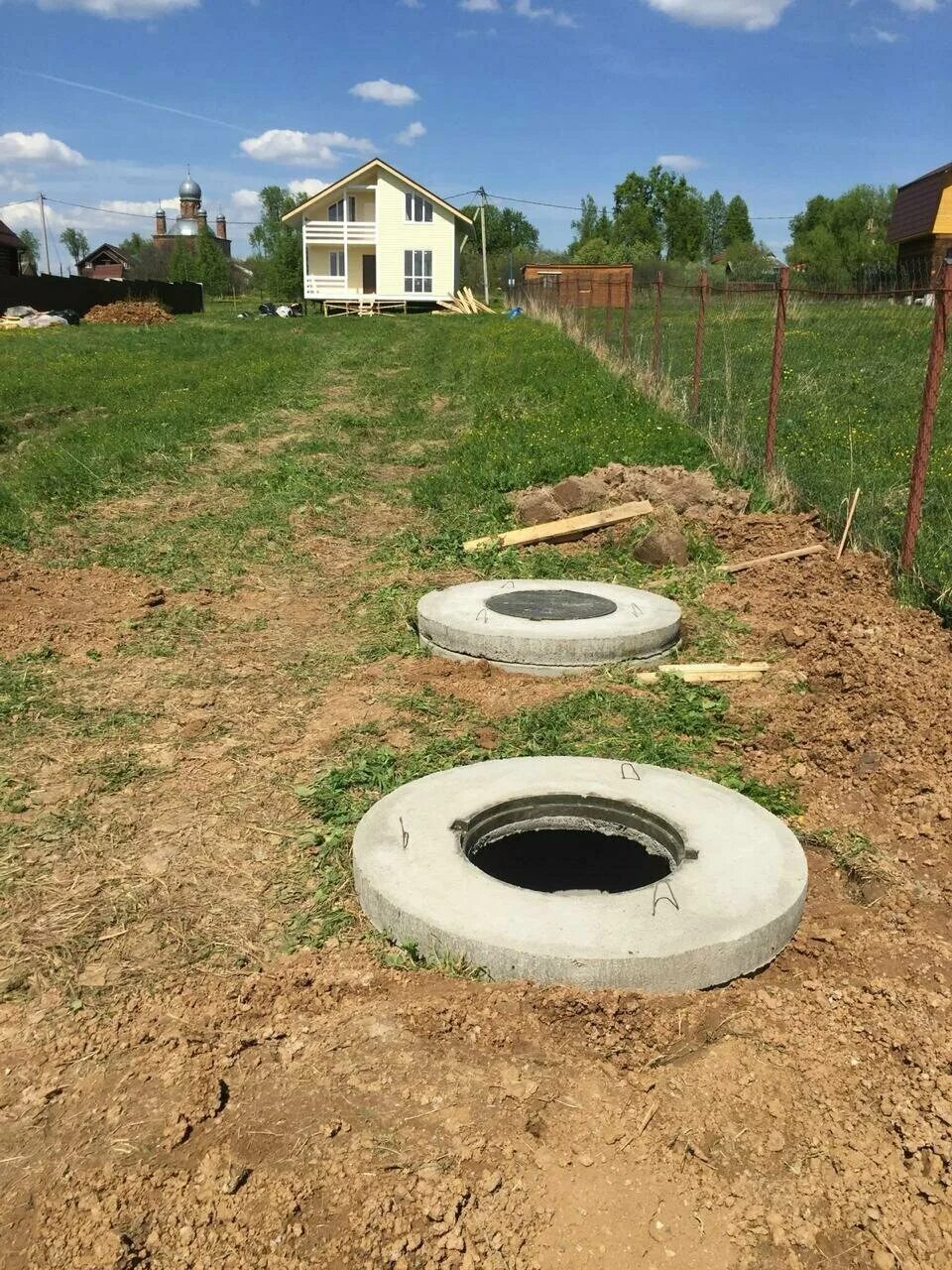 переливной септик из бетонных колец. копка септиков из бетонных колец лобня. кольца для септика. септик для дачи из бетонных колец. корка в септике.
