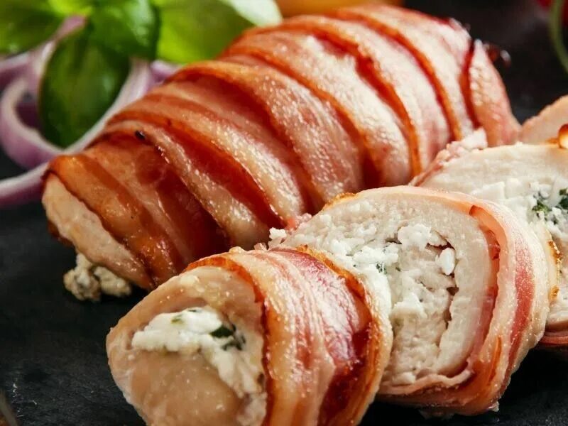 Рулет из филе курицы с беконом. Рулет из филе курицы с беконом