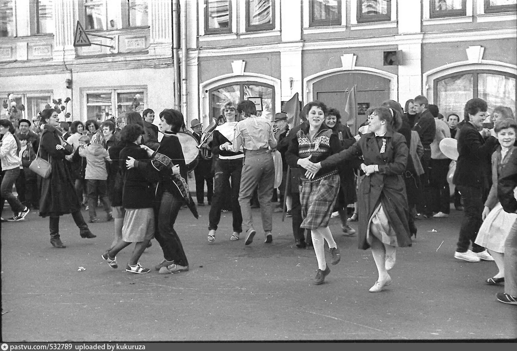 Массовые гуляния 1950 г. Якиманка в годы войны. Москва 1 мая СССР. Демонстрация май СССР.