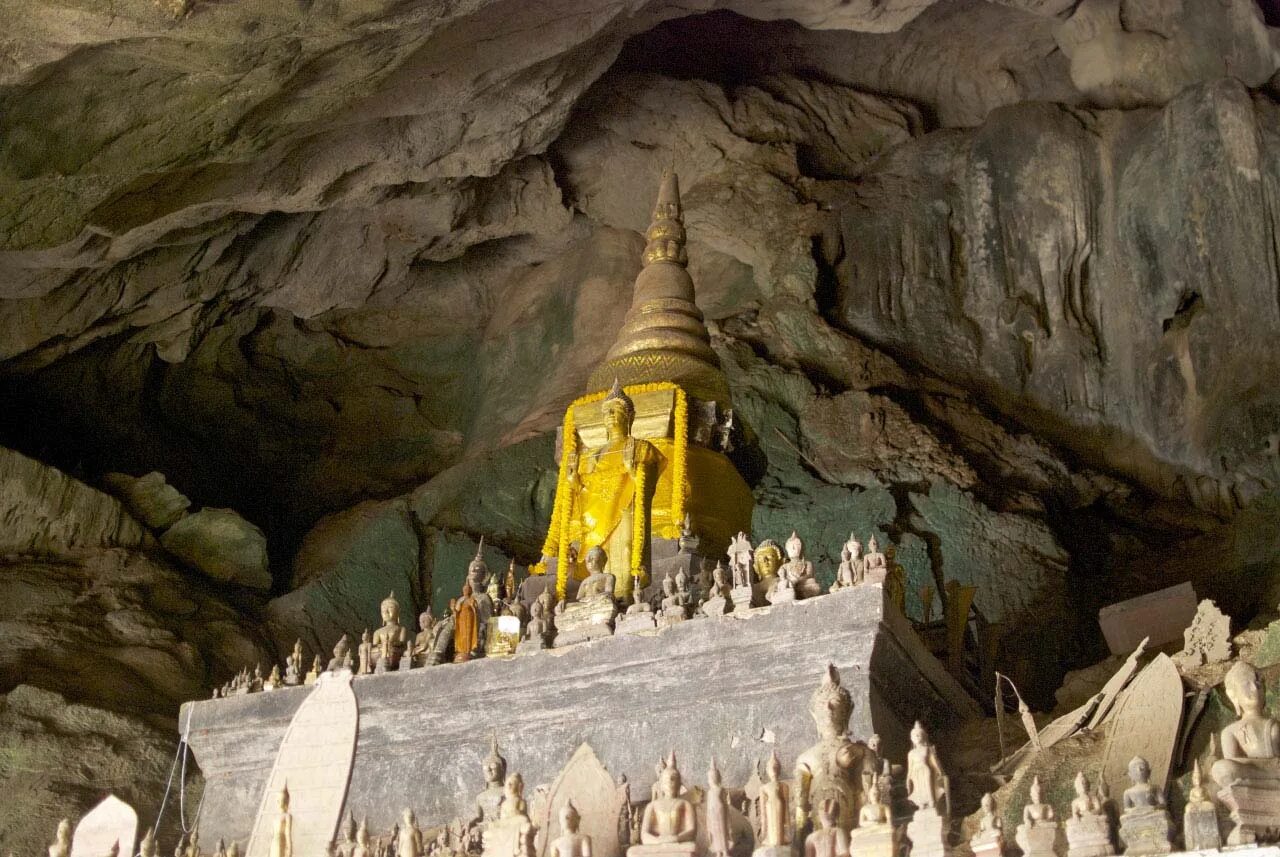 Пещеры будды. Пещеры пак ОУ В Лаосе. Лаос пещеры пак у. Пещерный храм Бату. Малайзия.. Пещеры пак у (Pak ou).