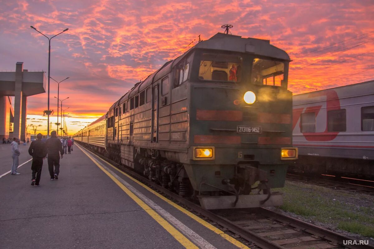 поезд ржд сочи. поезд ржд. железнодорожное депо эд4м. железная дорога ржд улан-удэ. электровоз чс4т 553.