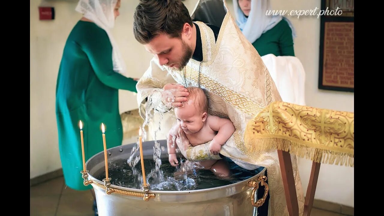 Крещение младенца. Дети в храме. Батюшка крестит младенца. Крещение видео для детей о празднике. С крещением малыша.