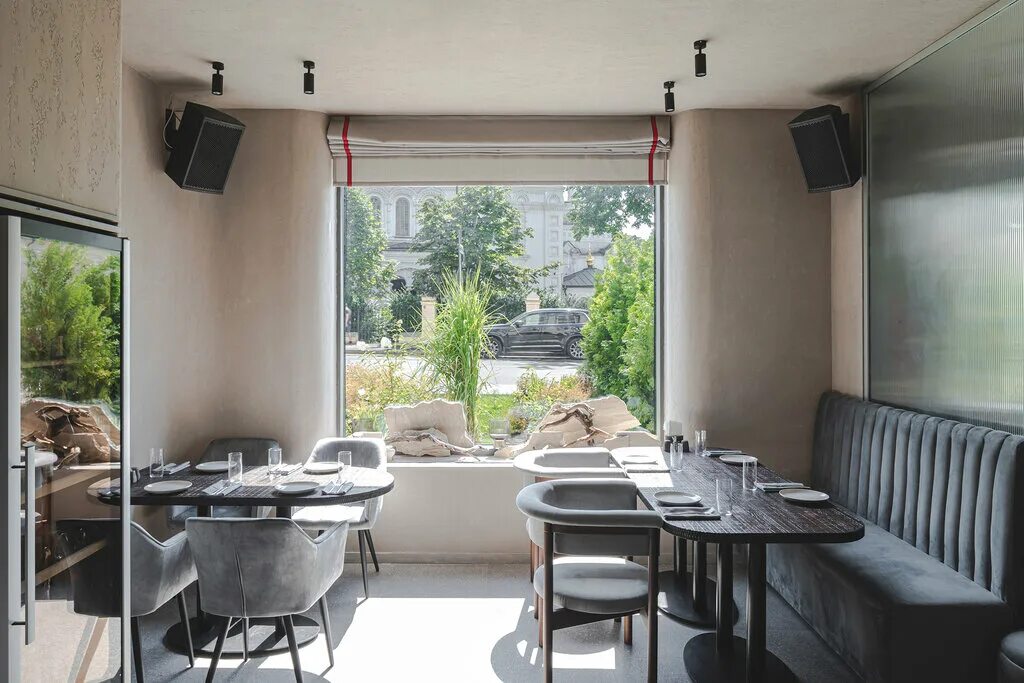 Hands rest. Женская рука на столе. Hands rest. Hands москва ресторан погодинская. Atel 5d.