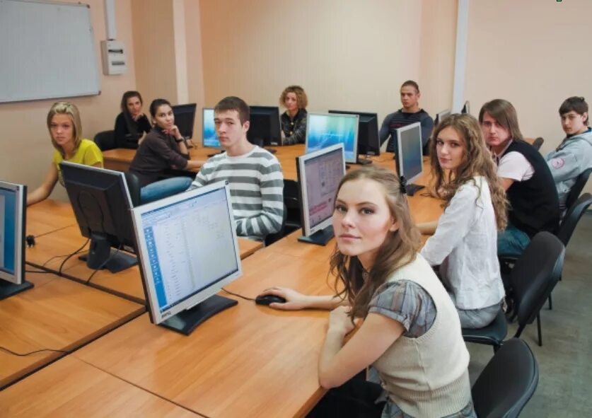 Бесплатные курсы по информатике. Компьютер в школе. Аудитория с компьютерами. Студенты в аудитории компьютеры. Компьютерный класс.