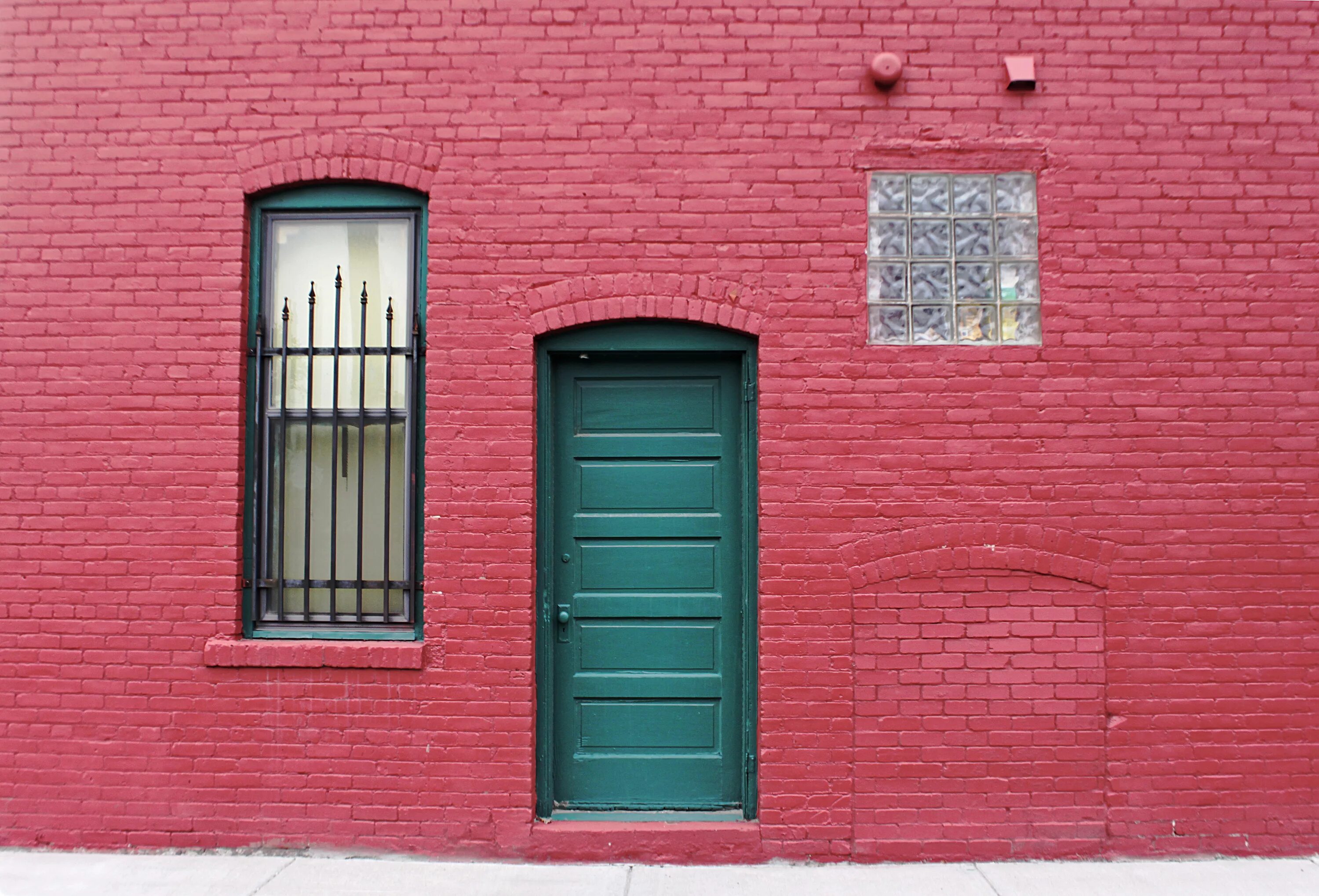 Город стена красная. Дверь в здание. Синяя дверь на Красном кирпиче. Кирпичная красная стена с окошко. Дверь в экстерьере.