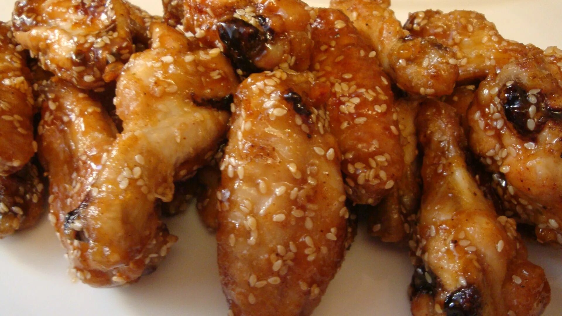 Крылышки хрустящие поком. Крылья куриные. Хрустящие куриные крылышки. Крылья в хрустящей панировке. Крылышки в панировке.