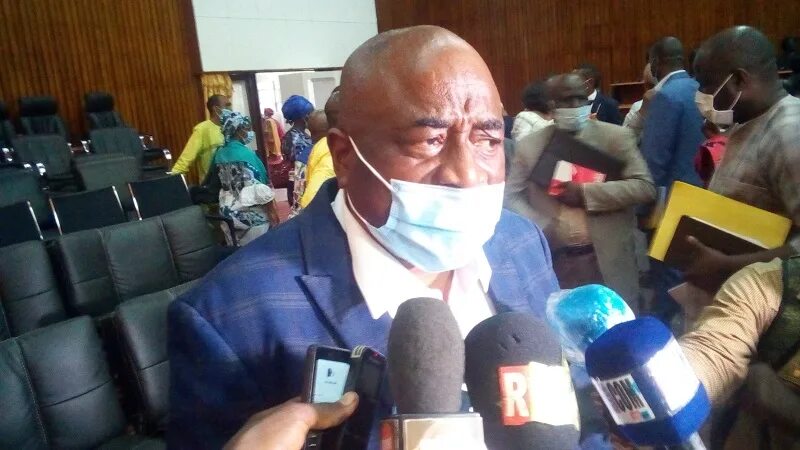 Человек в защитном костюме от эпидемий. Эпидемии 2021. Эпидемии 2021. Третья волна ковид. Эпидемия 3 сезон.