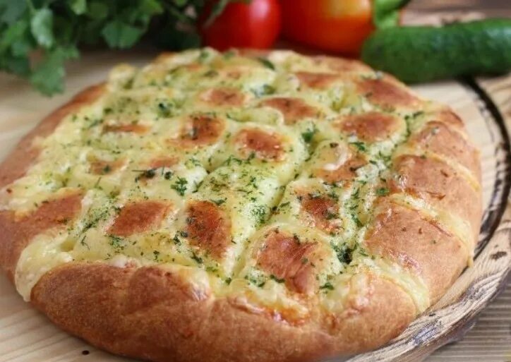 чесночный хлеб. хлеб с чесноком и сыром в духовке. хлеб с чесноком и сыром в духовке. хлеб гарлик. багет с сыром и чесноком в духовке.