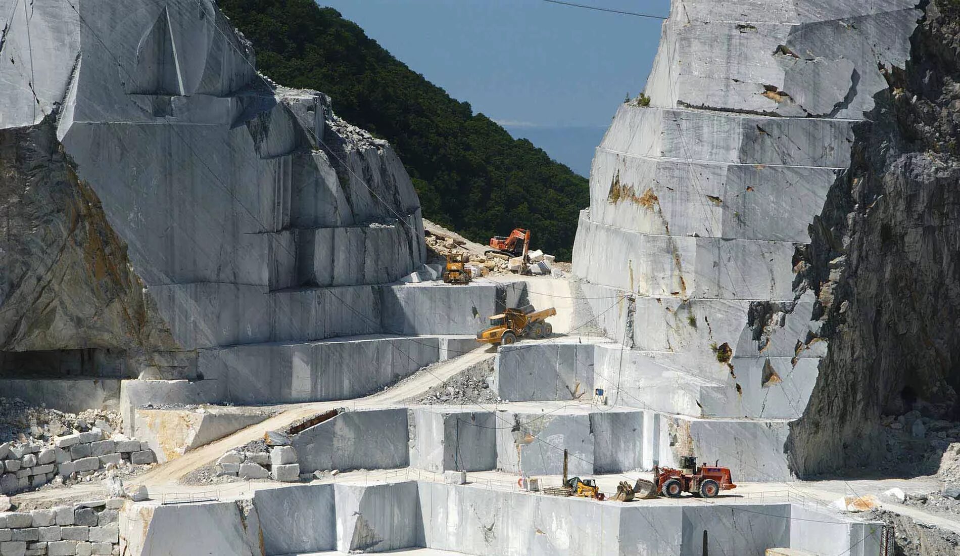 Мраморный карьер свердловская область. Добыча мрамора. Мраморный карьер челябинск коелга. Добыча мрамора. Добыча мрамора.