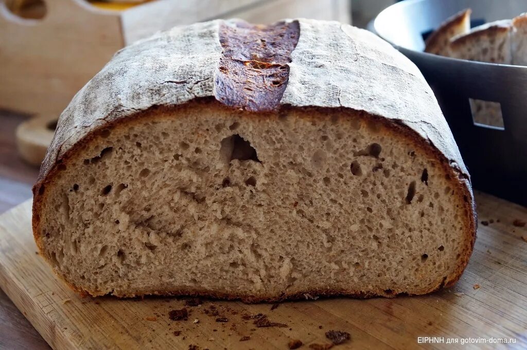 Ржаной хлеб. Домашний хлеб. Круглый серый хлеб. Хлеб серый бездрожжевой.