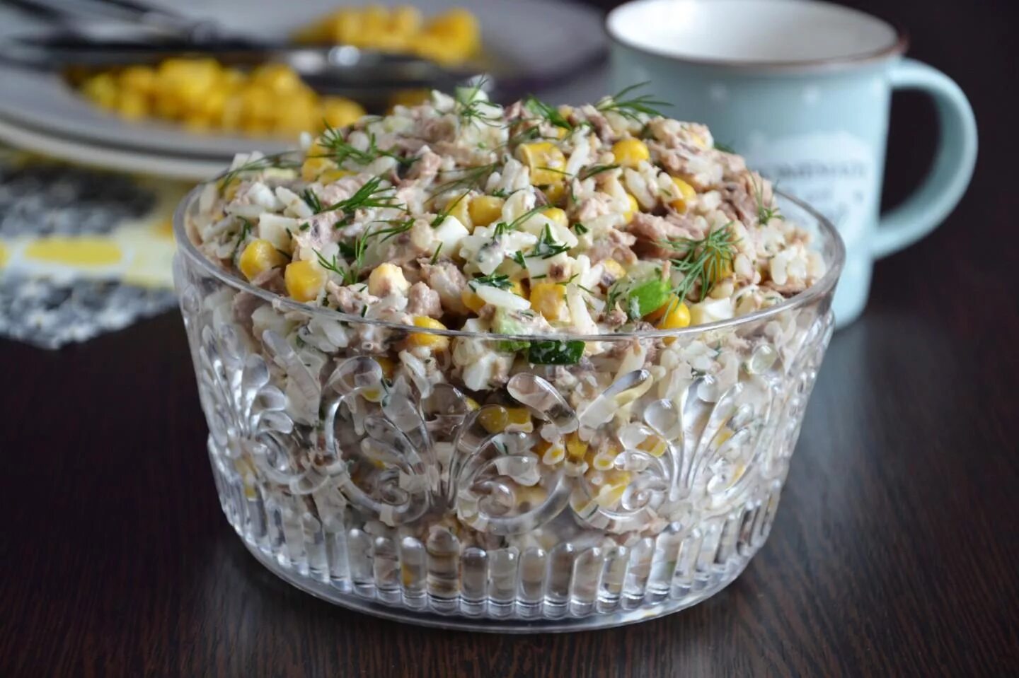 Салат с консервой и рисом яйцом огурцом. Рис с тунцом и кукурузой. Салат с консервой и рисом яйцом огурцом. Салат с рисом и рыбными консервами. Салат с рисом и консервой.