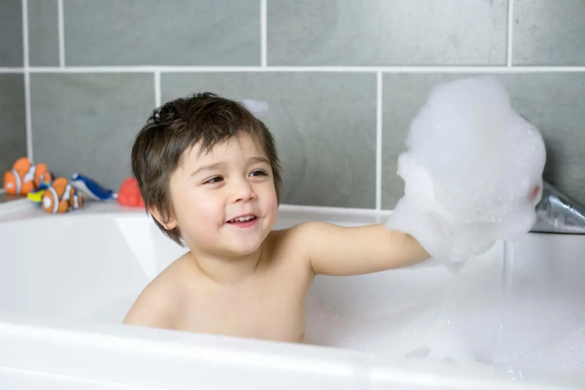 He has a bath. Фотосессия мальчика в ванной. Мальчик в ванной. Мальчик Ваня. Детки в ванной.