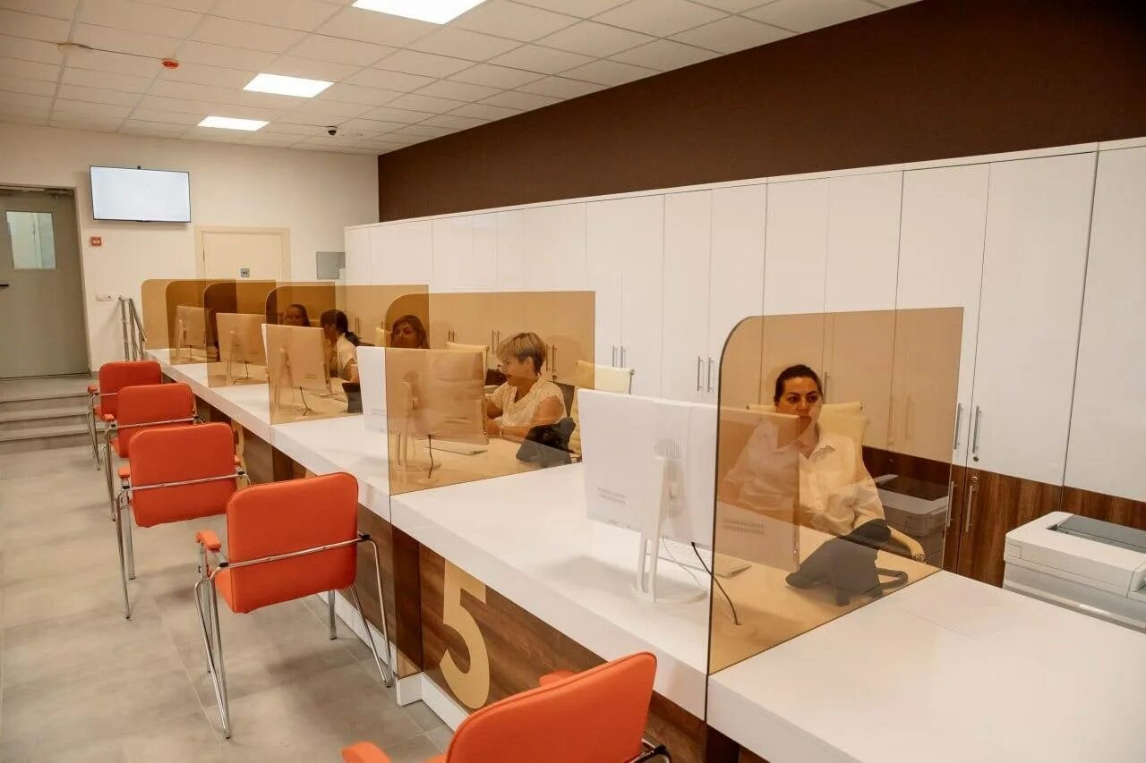 Мфц мариуполь. Мфц мариуполь. Орджоникидзе 51 мариуполь мфц. Оформление зала на день единой россии. Супермаркет южный хасавюрт.