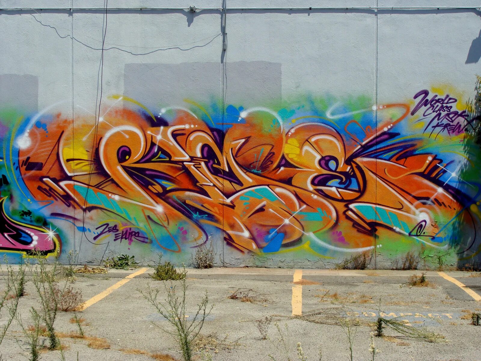 Старые граффити. Граффити для начинающих на стене. Графит кс го. Разрисованные стены на улице. Красивые дешевые граффити.