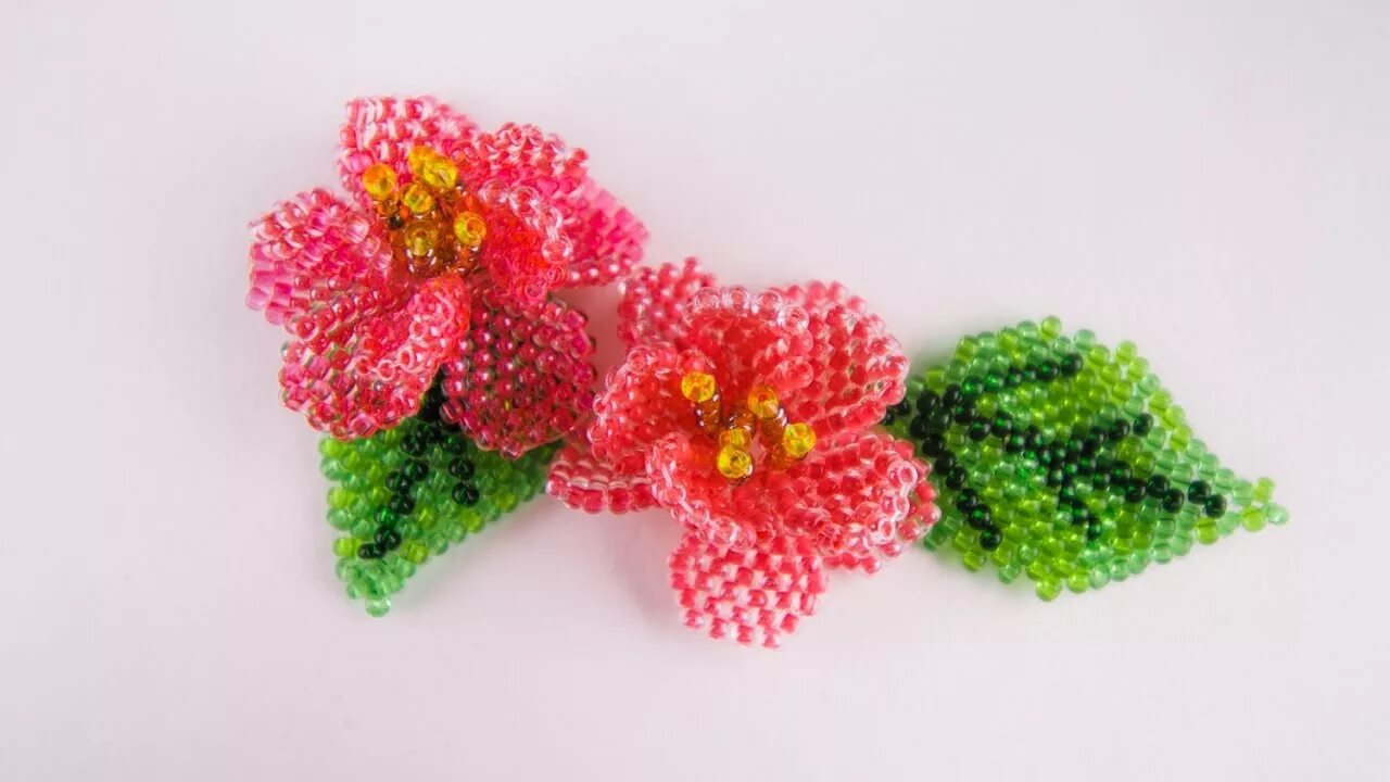 Цветы из бисера техника. Цветок кирпичным плетением. Бисерные цветы кирпичное плетение. Бисероплетение Мозаичное цветы. Цветы из бисера кирпичным плетением.