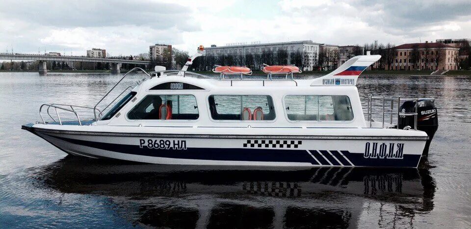 Прогулочный катер конкорд 46. Елань 12 катамаран. Катамаран гайдук. Катер 6 мест. Пассажирский катер.