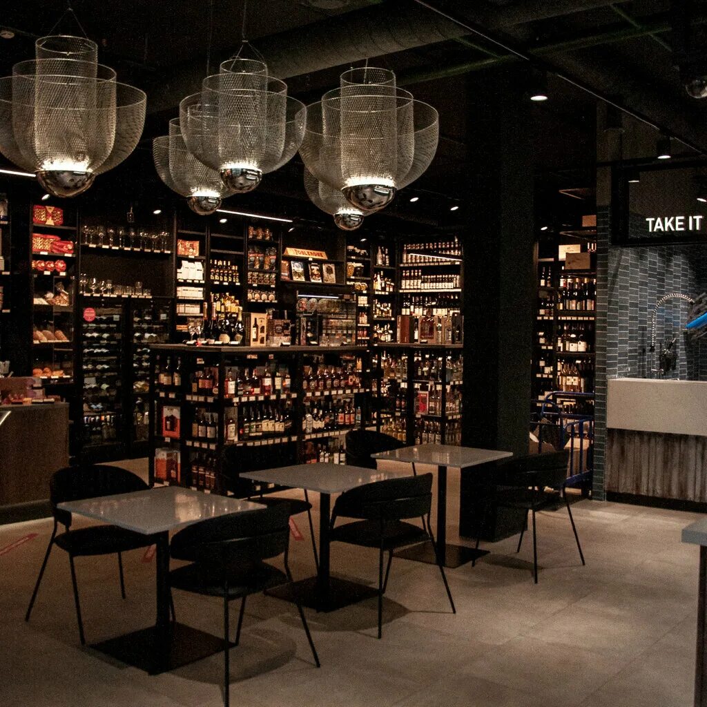 магазины винный мир. Vino vino магазин. премиальный магазин продуктов. алкоголь на улице. Vino vino магазин.