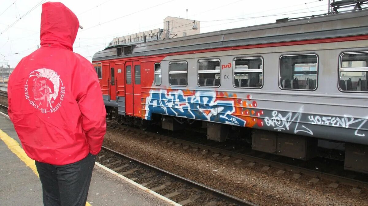 Электричка гусев. Вандалы поезда. Вандализм в электричках. Разрисованная электричка. Граффити на электричках.