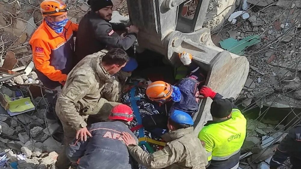 Землетрясение 15 февраля. Землетрясение в турции 06. Землетрясение 15 февраля. Землетрясение в турции 1999. Жертвы землетрясения в турции 2023.