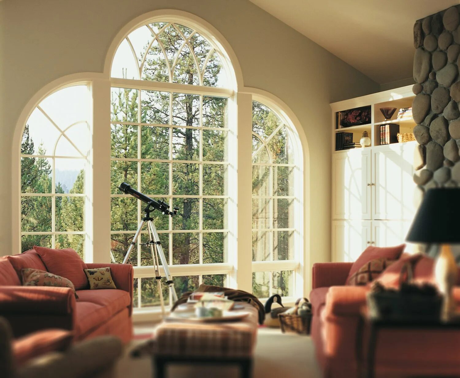 форма окон стиль. полукруглое окно. большие окна в частном доме. арочные окна. форма окон стиль.