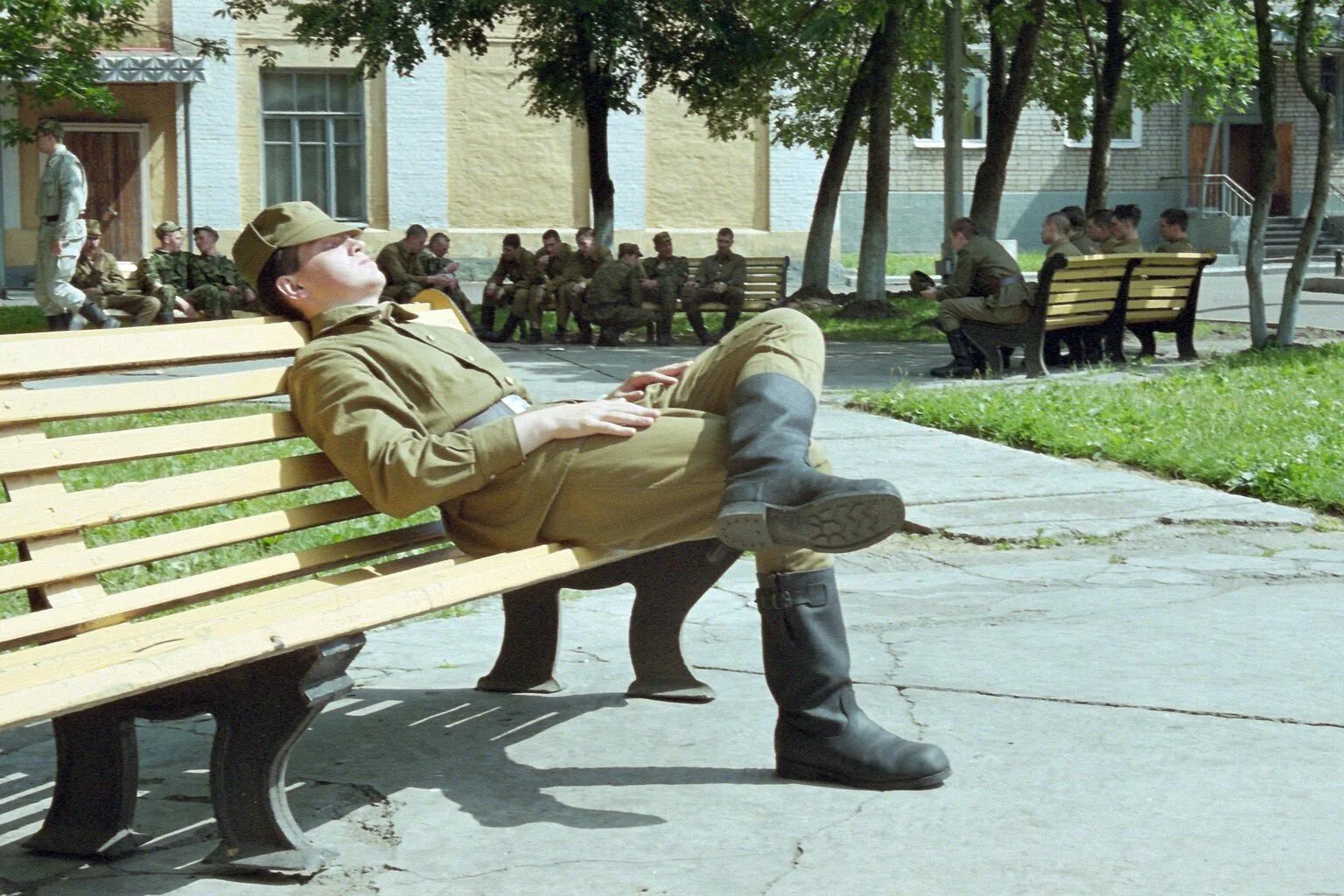 Выходной в армии. Военные отдыхают. Предоставление выходных военнослужащим по контракту. Солдат российской армии. Выходные дни у военнослужащих.