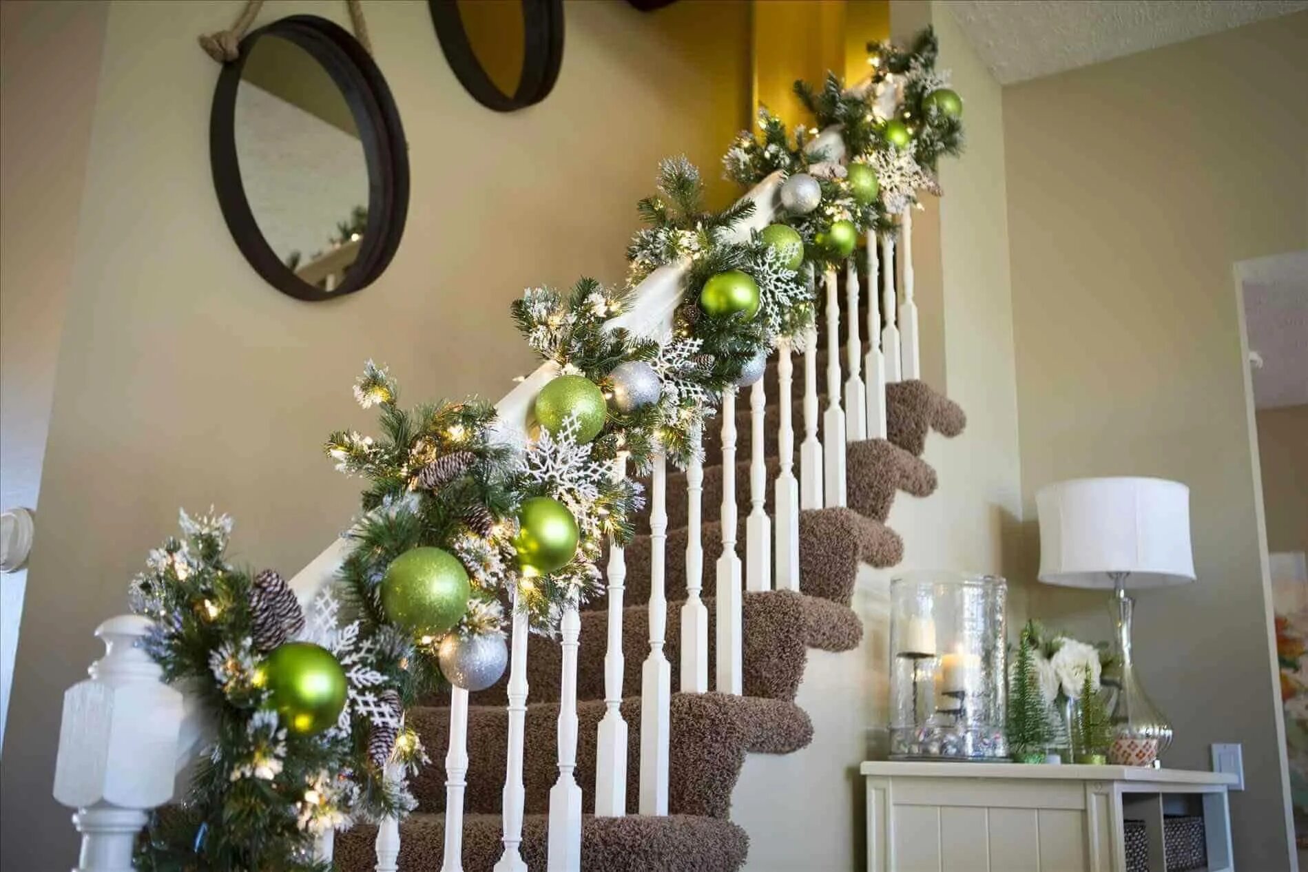 Как красиво украсить к новому году. Новогодний декор. Новогодние украшения для дома. Украшение лестницы. Новогоднее украшение лестницы.