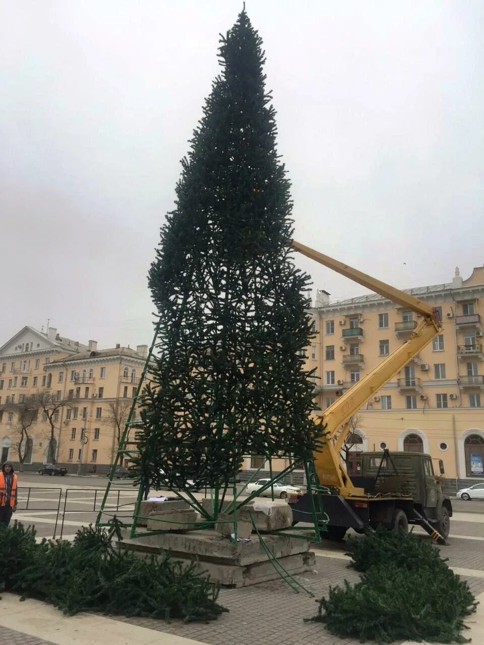 Елка на Мостстрое Астрахань. Большую елку. Установка елки. Астраханские новогодние елки.