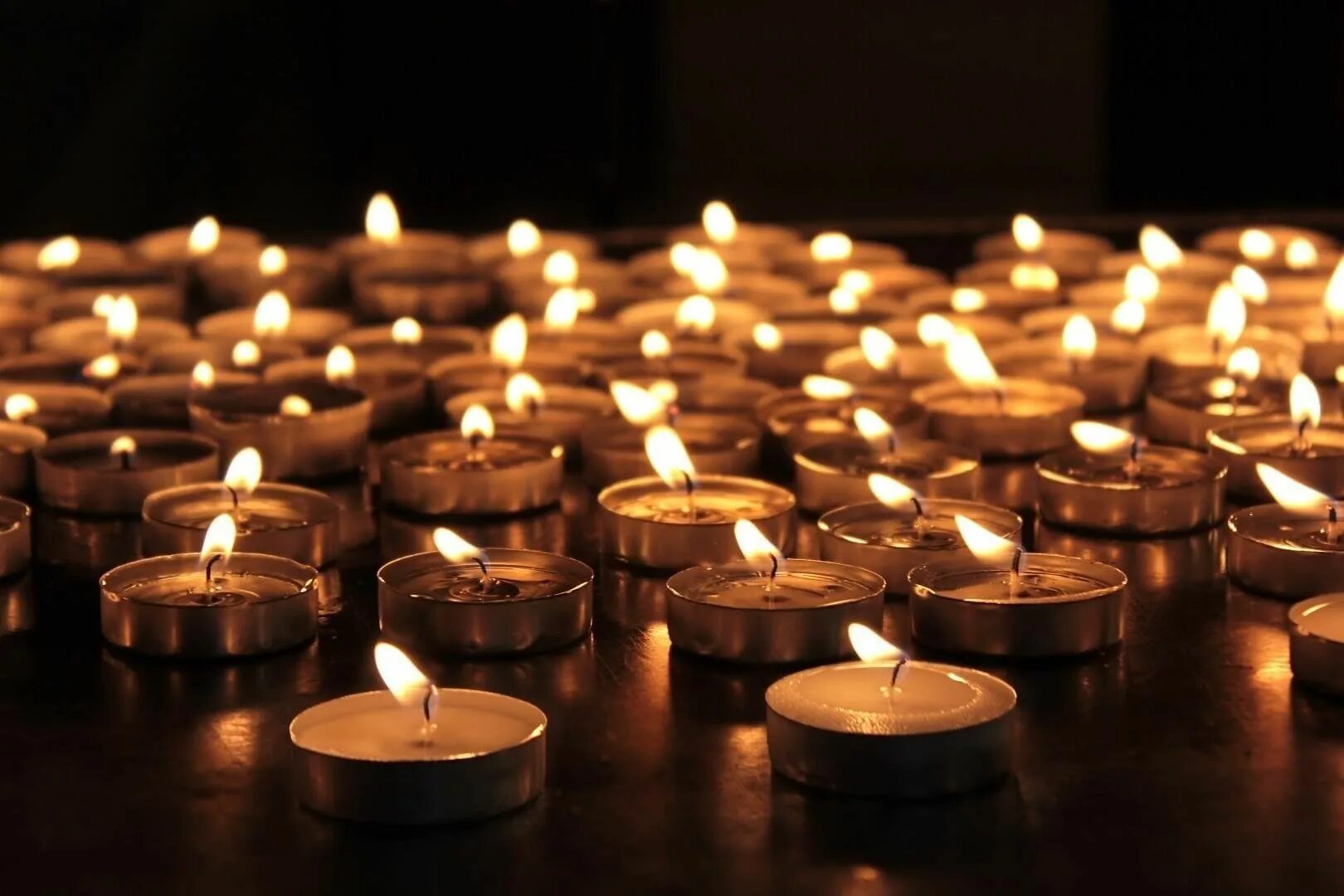 Зажгем свечи. Свеча памяти. Зажженная свеча. Горящие свечи. Много свечей.