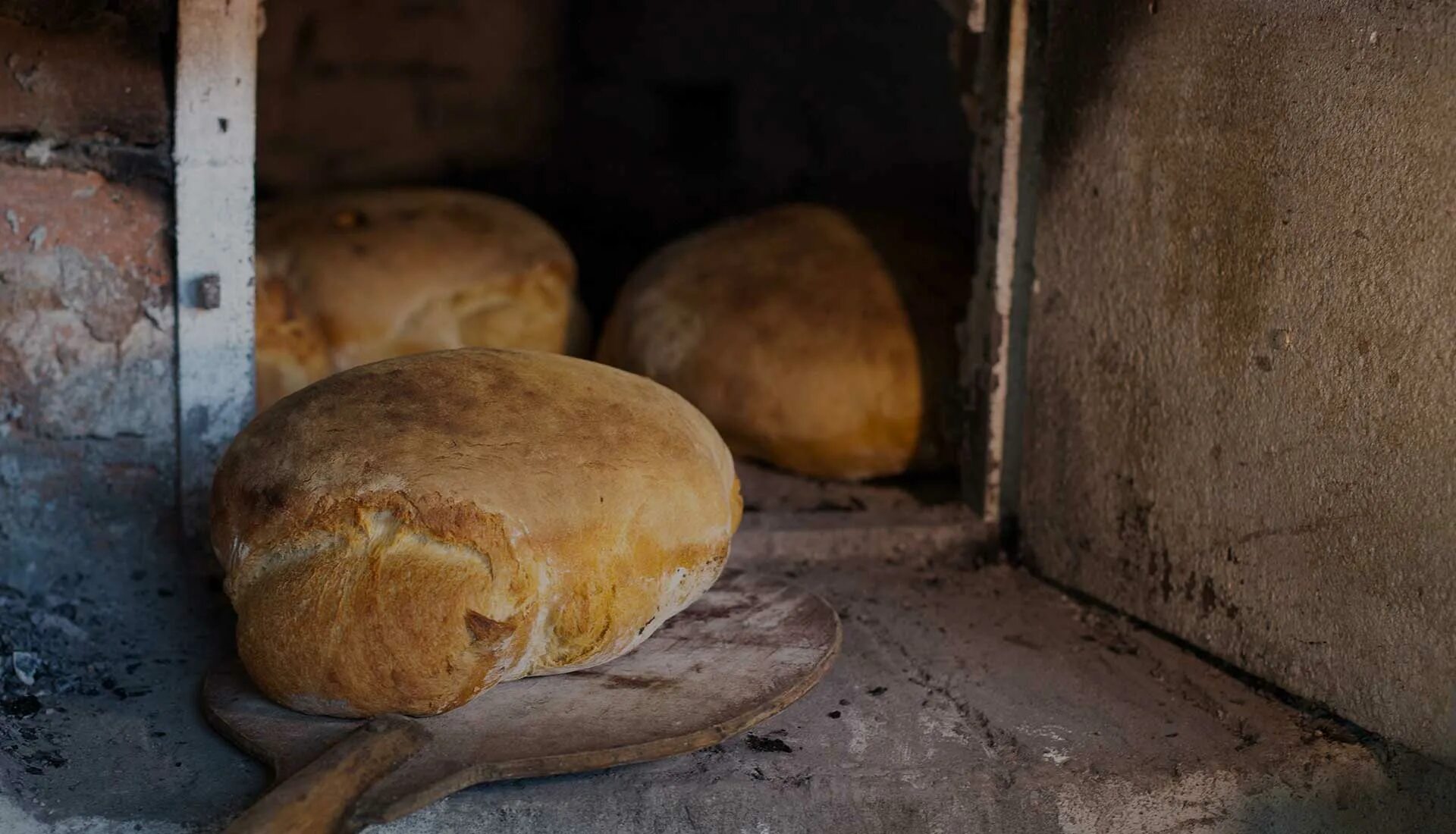 Видео печь хлеб. Хлеб в печи. Хлеб в русской печи. Хлеб из русской печи. Печка для хлеба.