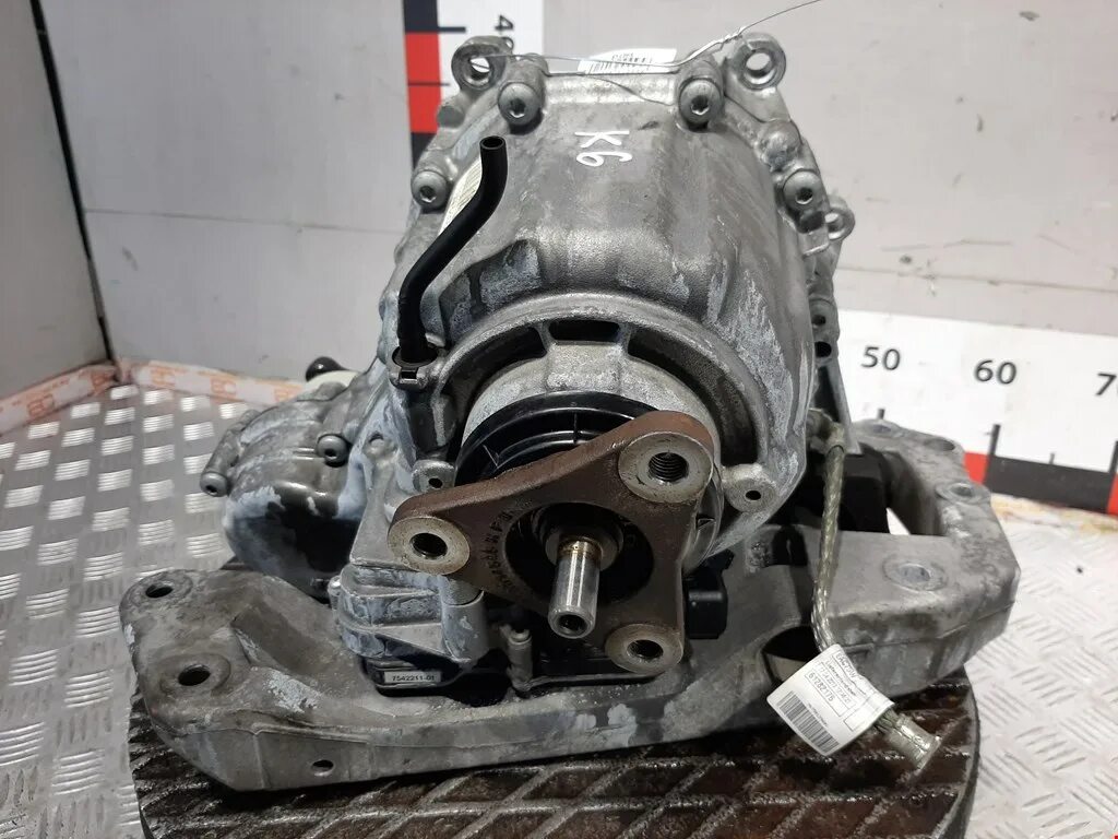 Раздаточная коробка bmw e30. Раздатка bmw f10. Раздаточная коробка бмв. Раздатка бмв ф10 болты. Раздатка bmw f10.