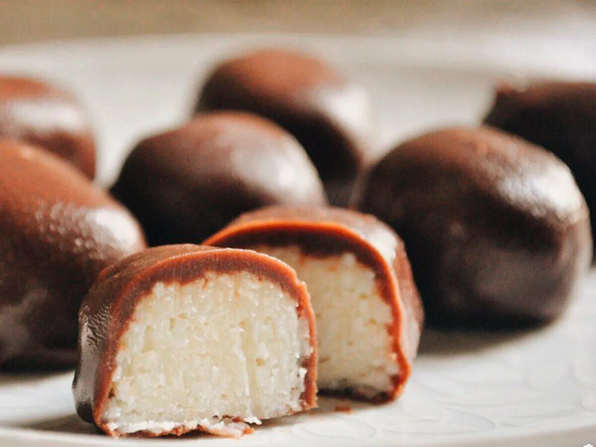 Рецепт домашних сырков в шоколаде. Конфеты "Баунти" (из 3-х ингредиентов). Домашние конфеты Баунти. Творожные шарики в шоколаде. Конфеты шоколадные с кокосовой начинкой.