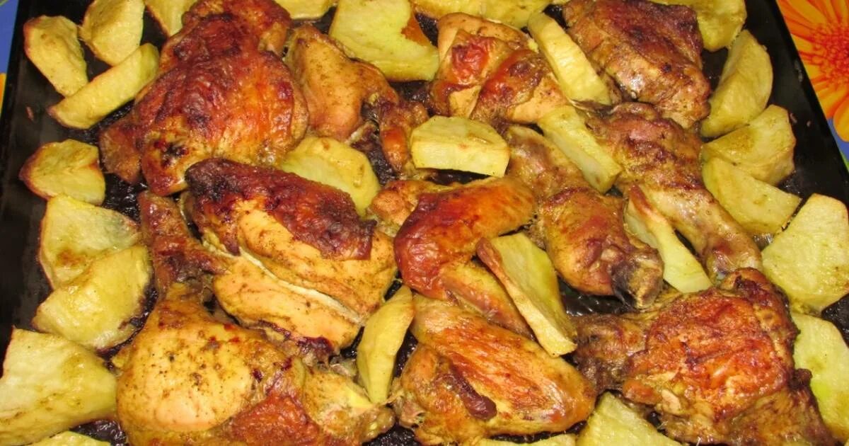Курица с картофелем на протвине. Курица с картофелем на протвине. Жареная курица с картошкой в духовке. Картошка с курицей в духовке на противне. Курица с картошкой на протвине.