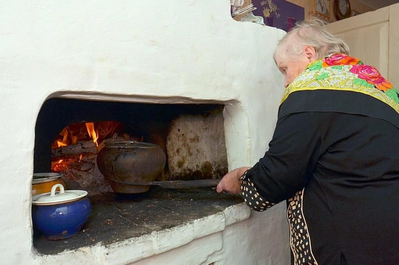 Сидя на даче у старой печки