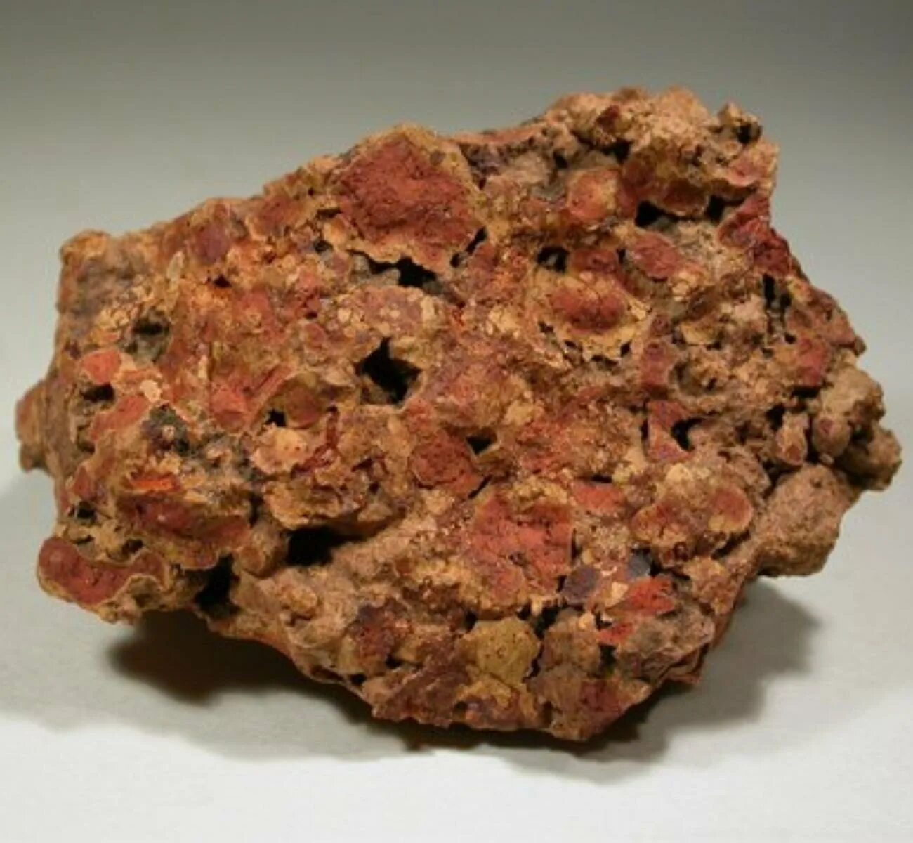 Боксит алюминиевая руда. Бокситы и нефелины. Боксит алюминиевая руда. Боксит руда. Бокситы суринама.