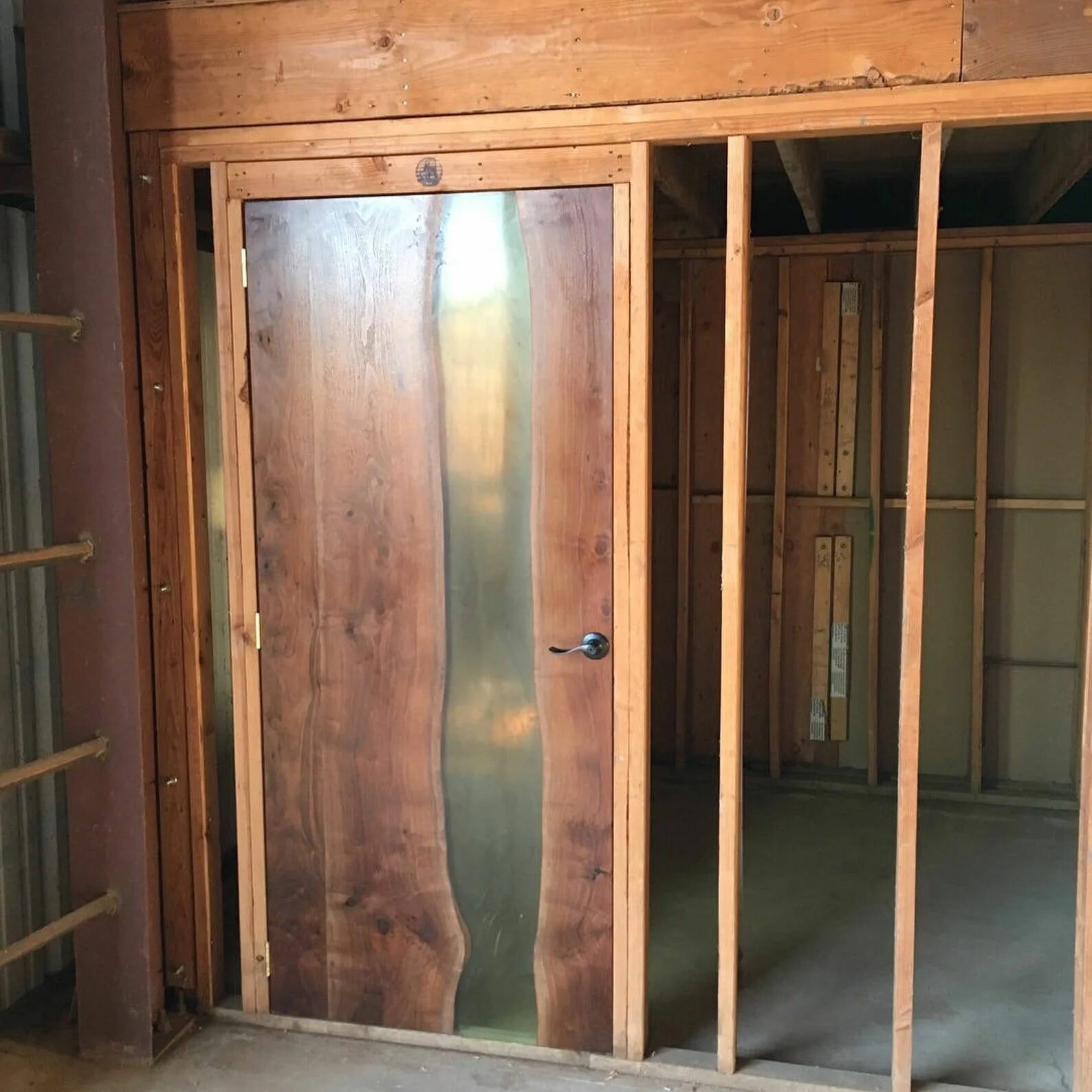 Межкомнатные двери из эпоксидной смолы. Двери слэб эпоксидка. Дверь с эпоксидной смолой и деревом. Смол двери. Смол двери.